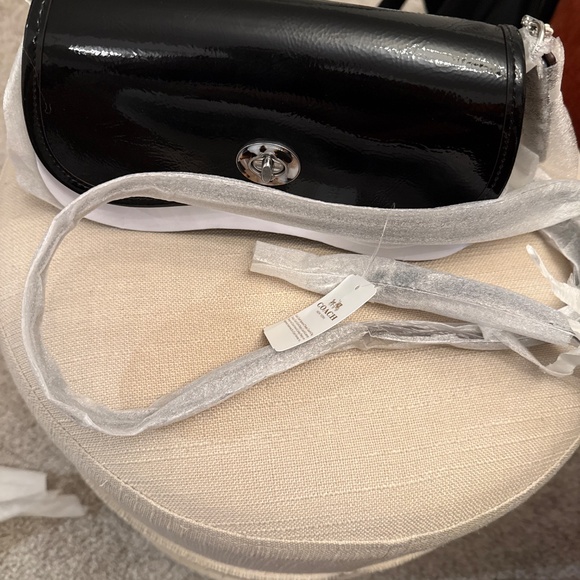 Wavy Dinky Bag With Crossbody Strap In Crinkled Patent Coachtopia Leather - Picture 2 of 7